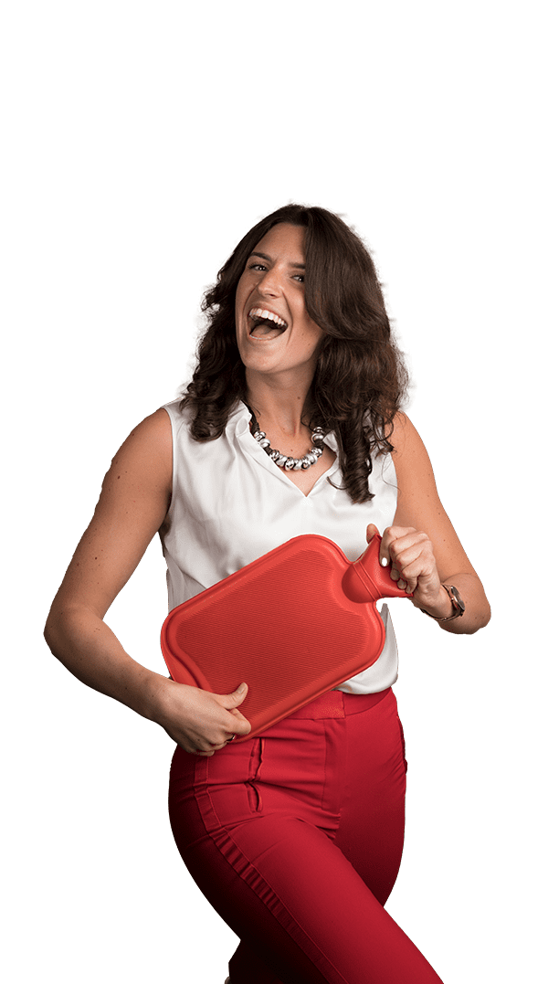 Lachende Frau mit Wärmeflasche in der Hand Blasenentzündung Harnwegsinfekt