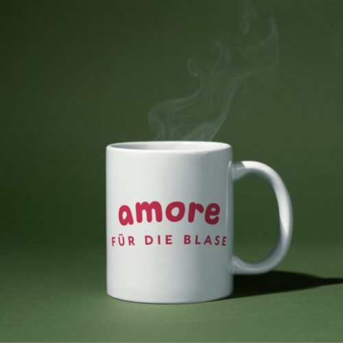 weiße tasse mit roten logo und grünen hintergrund