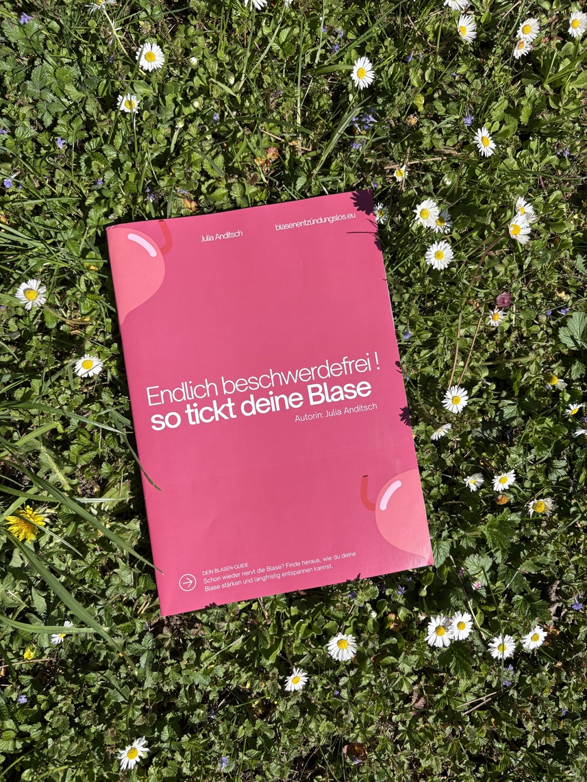 rosa magazin in der wiese mit blumen